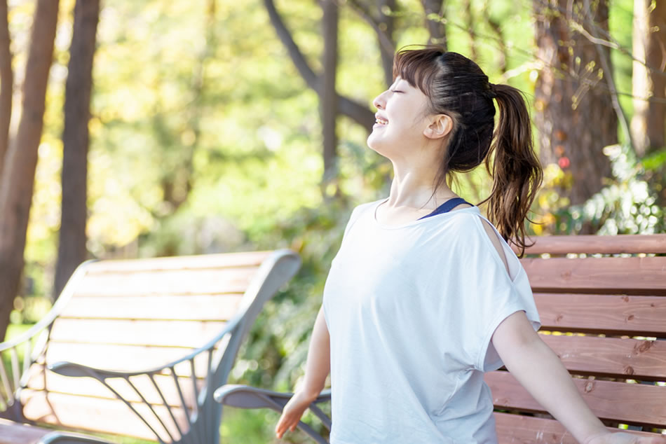 リフレッシュしている女性