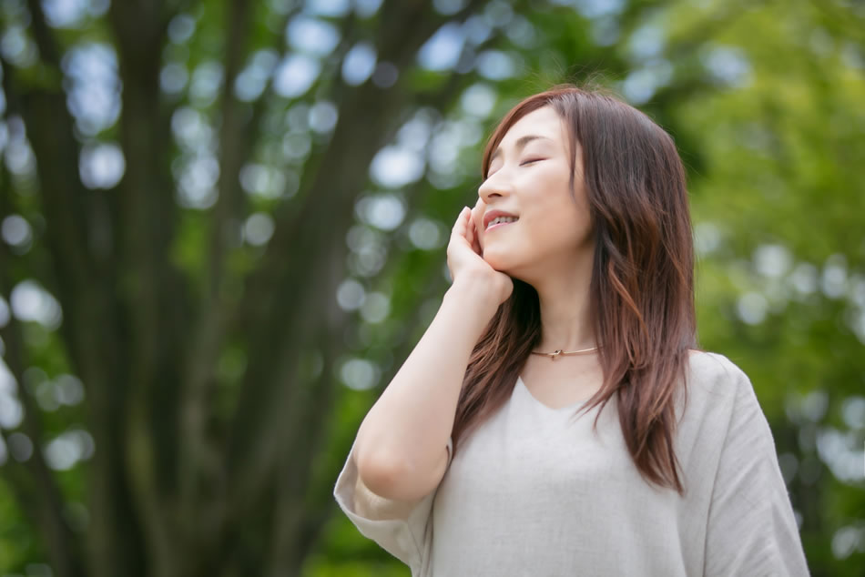 鍼治療を受ける女性