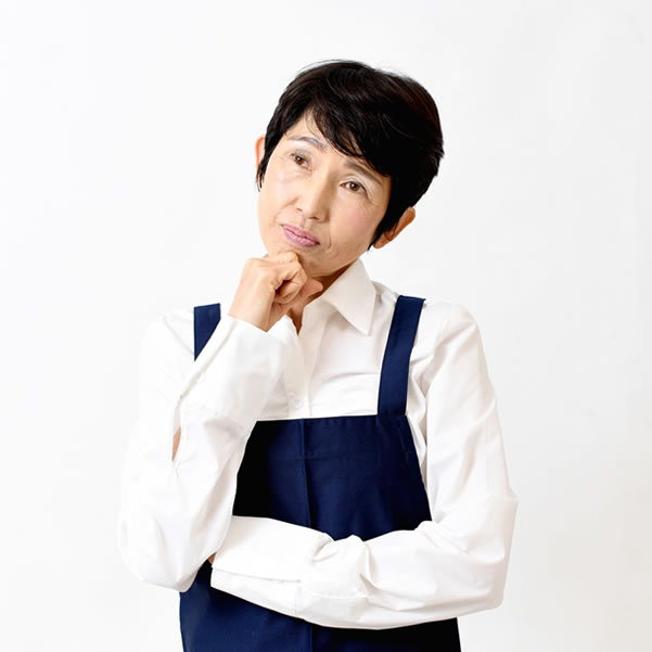 悩む女性の様子