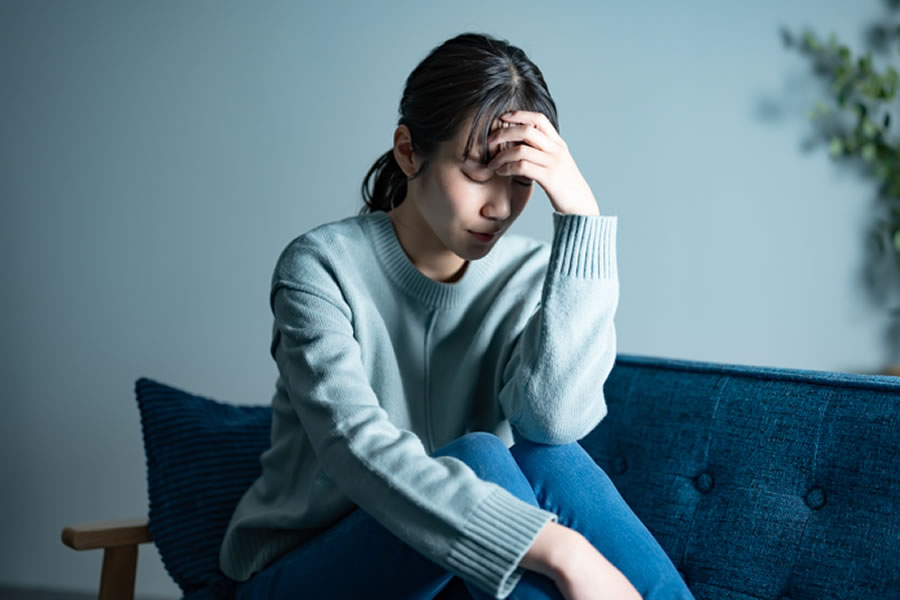 悩む女性の様子