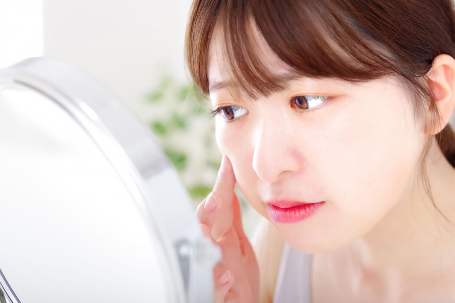 表面に現れる症状で悩む女性の様子