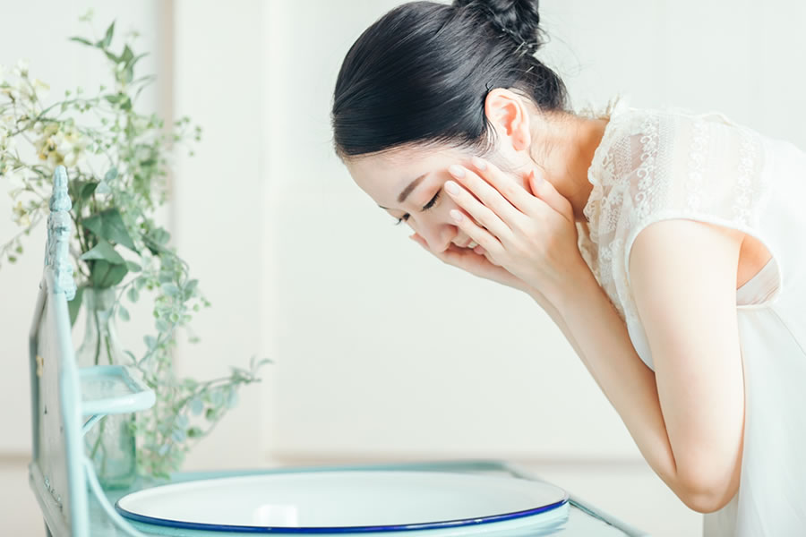 お化粧落とししている女性