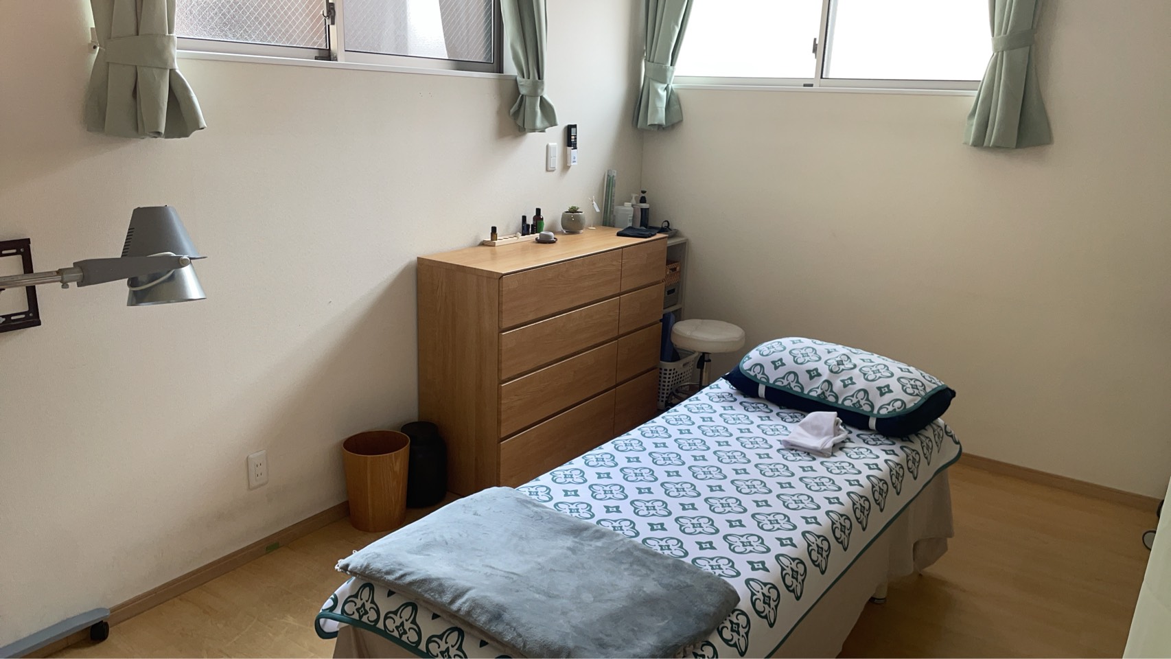 施術ベッド＋窓の光の写真